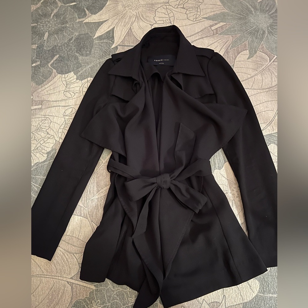 Black light jacket with belt
